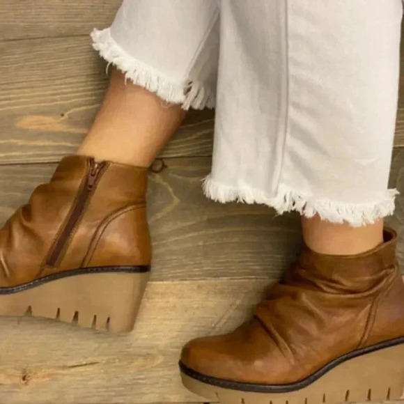 NIFT TEE by Diba True Leather Platforms New - Picture 2 of 10